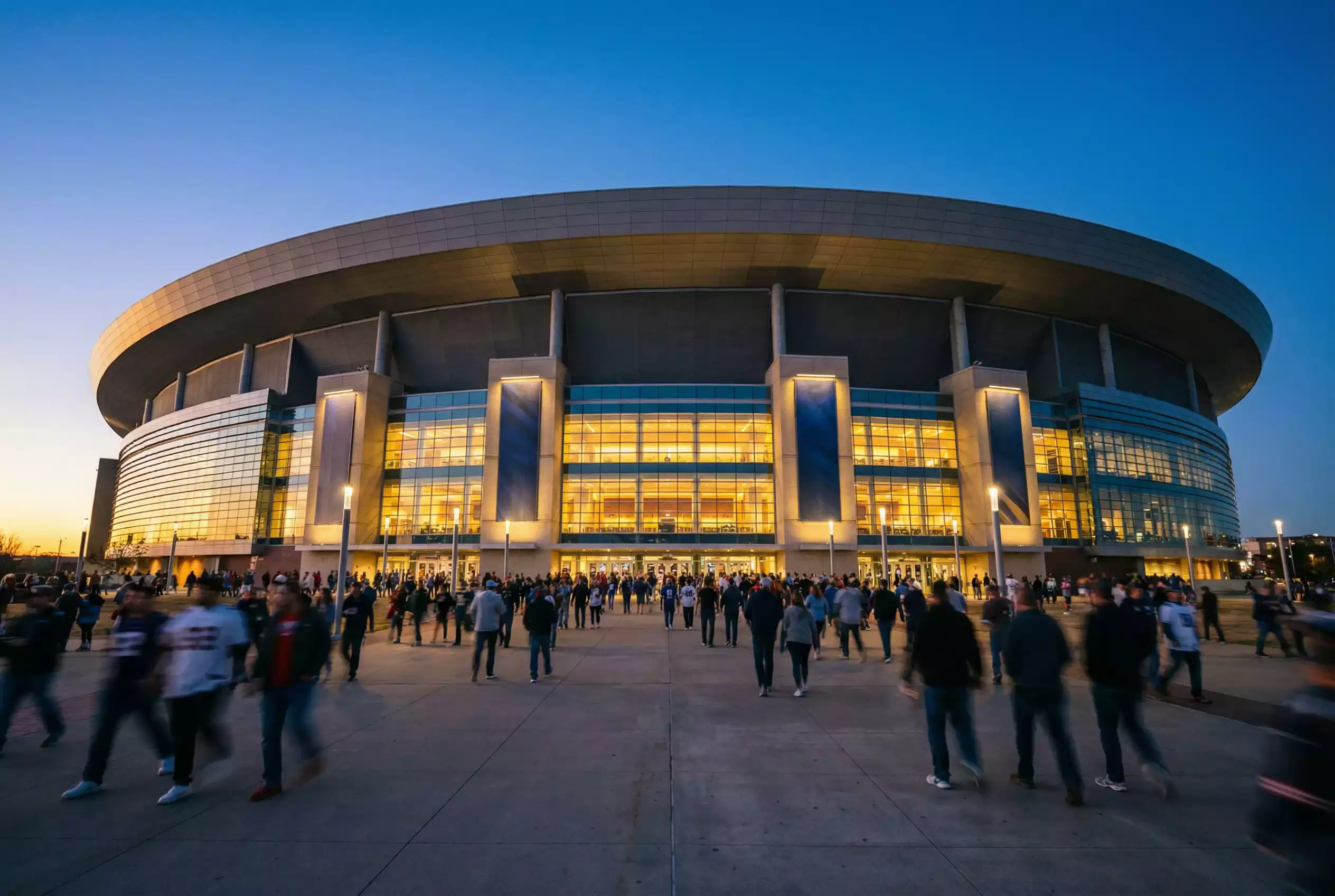 Estadio de fútbol americano preparado para el Super Bowl con el campo iluminado y gradas llenas