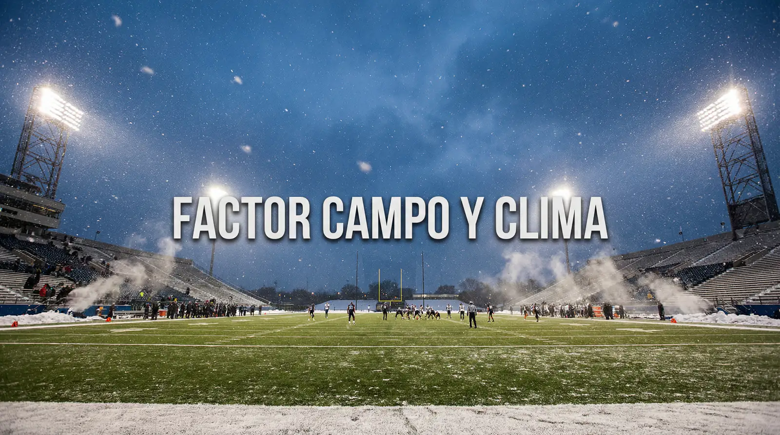 Estadio de fútbol americano al aire libre durante una nevada con el campo parcialmente cubierto de nieve
