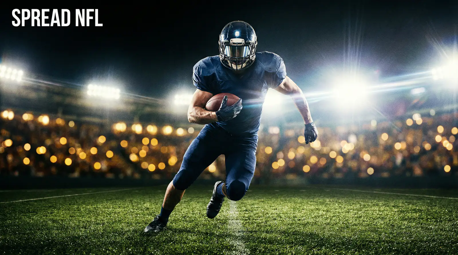 Jugador de fútbol americano corriendo con el balón en un campo de césped verde bajo focos nocturnos